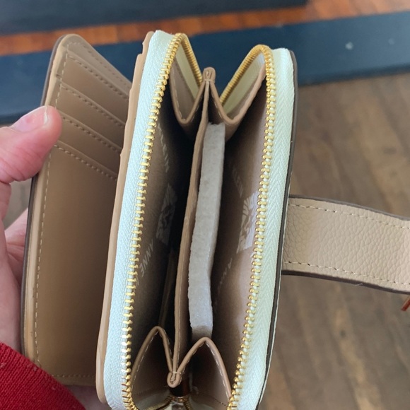 NWT Women's Cream and Brown Wallet - Picture 4 of 8